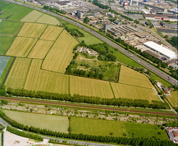 840466 Luchtfoto van de akkerlanden ten noorden van de spoorlijn Utrecht- Den Haag/Rotterdam te Vleuten (gemeente ...